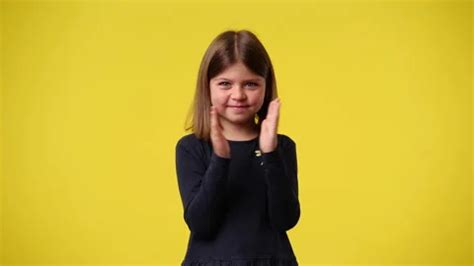 Getting Cheeks Clap 的图像结果