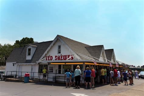 St. Louis' Ted Drewes Frozen Custard honors Cardinals' Mike Shannon