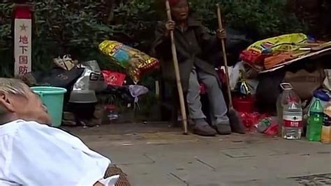 92岁老太捡垃圾:人1辈子要自力更生_梨重庆-梨视频官网-Pear Video