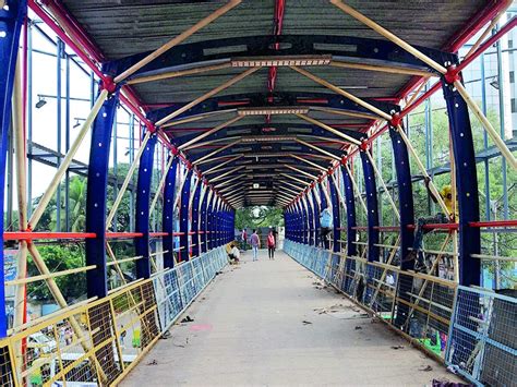 Pedestrians, aim for skies