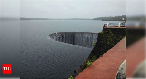 Selaulim dam hits limit, water overflows from crest | Goa News - Times ...