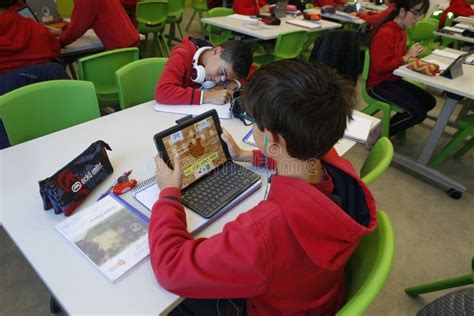 Students Using Technology 的图像结果