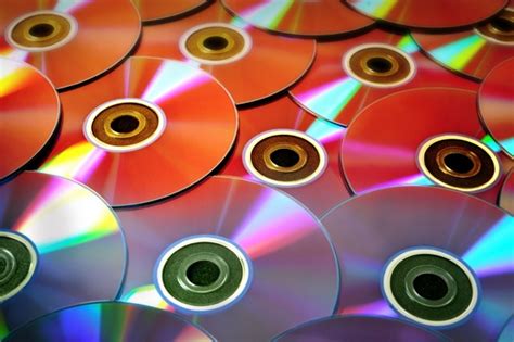 PENGERTIAN CD,VCD,DVD: Sejarah, Jenis2, Kelebihan & Kekurangan