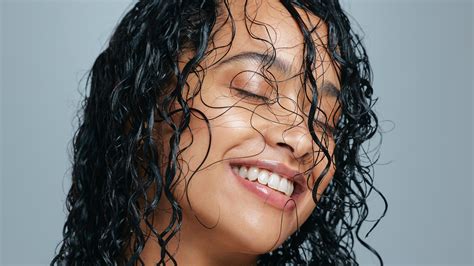 Is Applying Products To Wet Hair The Secret To Combatting Frizz If You ...