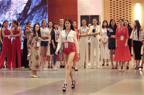 时尚模特基础班培训课程-上海化妆造型培训-CFW服装教培网