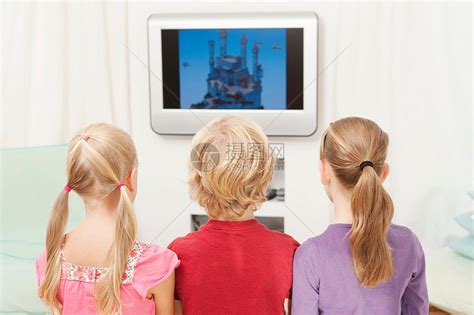 孩子们看电视高清图片下载-正版图片501463345-摄图网