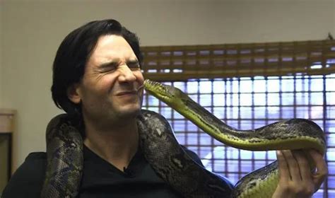 this guy take injection of snake venom - India TV Hindi
