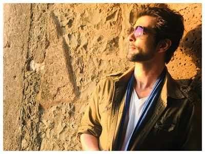 Raqesh Bapat's latest click is raising the temperature in Madhya ...