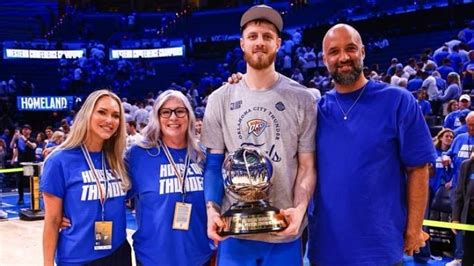 Isaiah Hartenstein steht vor NBA-Titel - so fiebert Familie mit