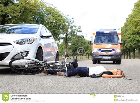 有自行车事故和以后的救护车汽车的少妇 库存照片. 图片 包括有 - 58647698