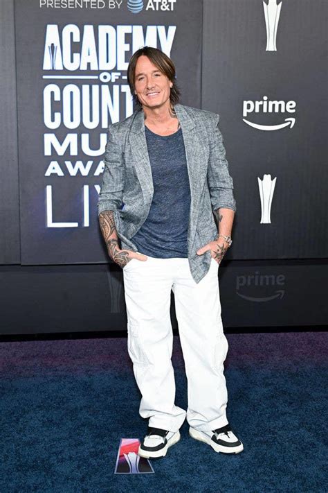 Keith Urban steps out solo to ACM Awards a year after loved up ...