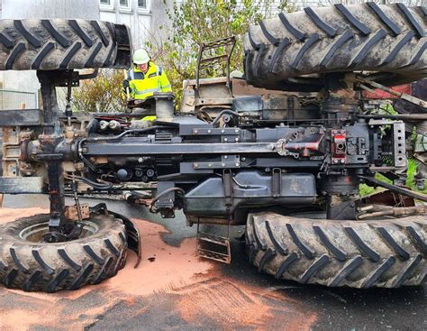 15.000 Euro Schaden: Landwirt (71) kippt mit Traktor in Kurve um ...
