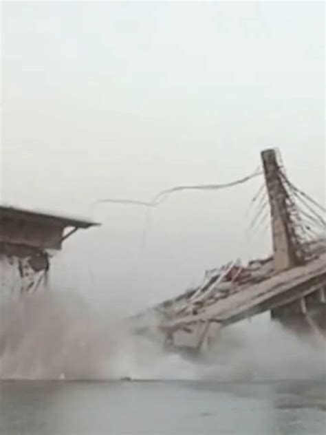 印度耗资百亿卢比的大桥又塌了，现场目击者拍下坍塌画面|印度|大桥|坍塌_新浪新闻