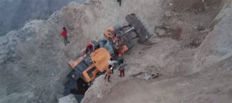 क्रशर के डग से फिसलकर पलटा लोडर, चालक और क्लीनर की मौत - The loader ...