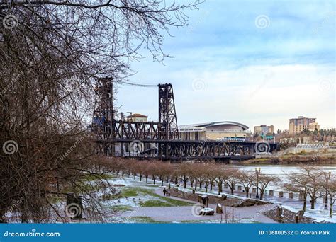 Steel Bridge Across Willamette River in Portland, Oregon Editorial ...