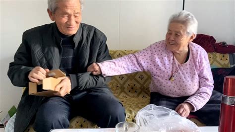87岁老两口结婚58年了，87岁大爷说了啥？84岁老太太气的掐老伴 - YouTube