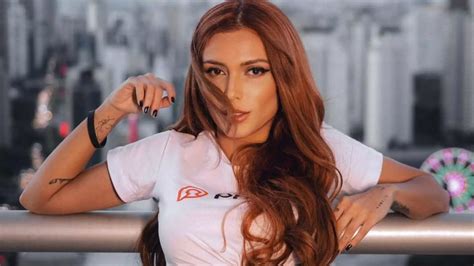 Fernanda Campos, a amante de Neymar, posa completamente nua na cama e revela tatuagem íntima ...