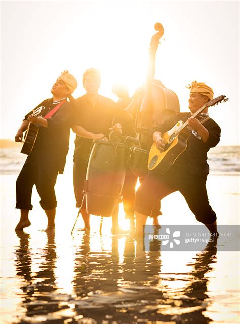 乐队在海滩上表演图片素材_ID:VCG41143176041-VCG.COM in 2022 | Sunset photos, Beach ...