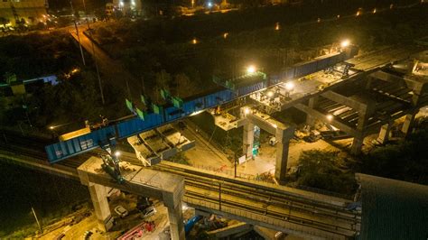 RRTS viaduct constructs crossing over Delhi Metro's Blue Line at New ...