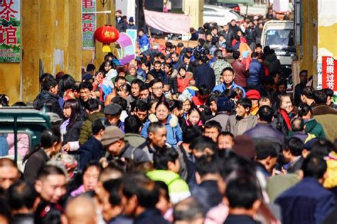 位于上海松江区新桥镇华兴小区附近的零工早市，早上6点，就聚集了几百名来找生计的外来务工人员。