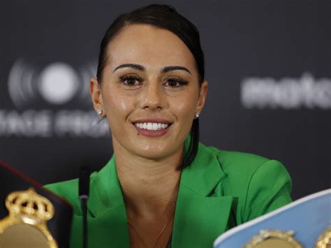 Oben ohne: Boxerin sorgt für Aufsehen beim Wiegen! - VOL.AT