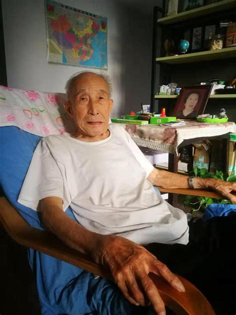 安阳91岁老人：爱厨艺，调味品装满两大书架 - 河南一百度