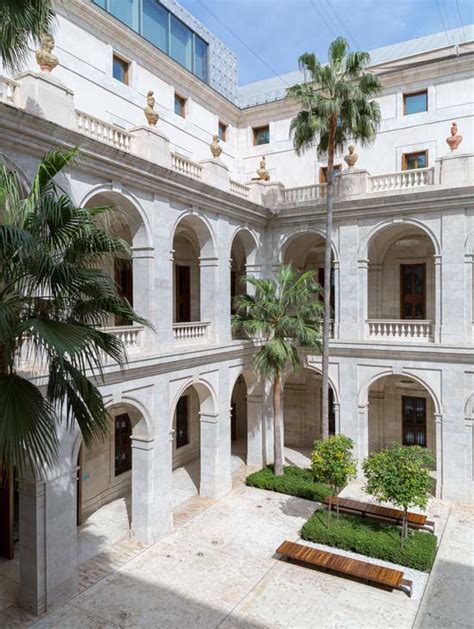 https://www.andalucia360travel.com/wp-content/uploads/2021/10/patio-museo-de-malaga.jpg