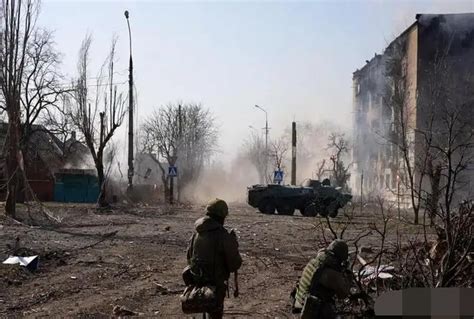 俄军遭伏击伤亡惨重，数辆装甲车被击毁，场面交火十分激烈_腾讯视频