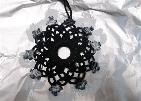 Schneeflocke, schwarz – Bastelidee – Rayher