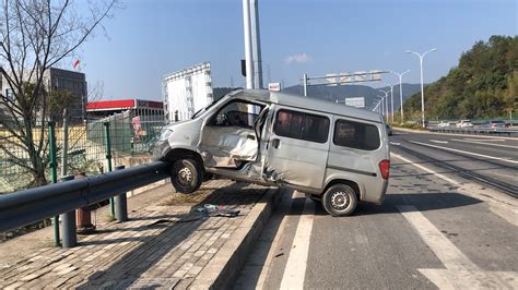 路边停车遭飞来横祸 4辆车凌晨被撞受损严重_武汉_新闻中心_长江网_cjn.cn