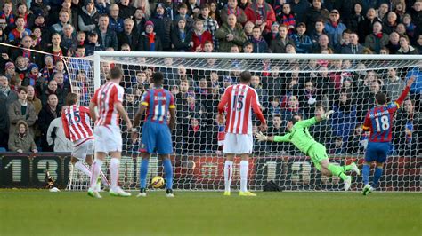 Mark Hughes: Poor Crystal Palace pitch affected Stoke's passing - ESPN