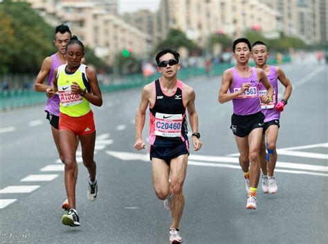 长春国际马拉松开赛3万人雨中奔跑_资讯_凤凰网