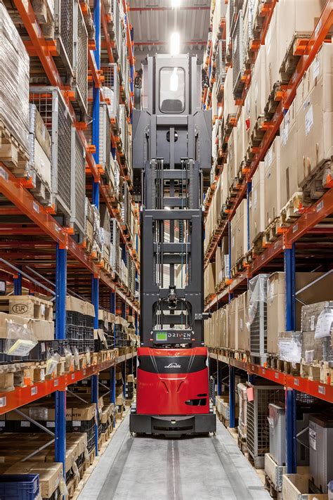 Linde adds VNA order picker to range of robotic trucks - Logistics ...