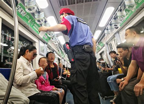 北京地铁“禁食”实行一周 乘客基本配合|组图|北京地铁|乘务|乘客_新浪新闻