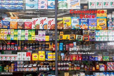 Convenience Store Window Display 的图像结果