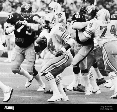 Action defense nfl professional football player Black and White Stock ...