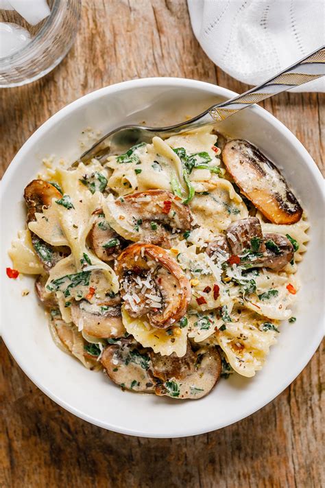 One-Pot Garlic Parmesan Pasta Recipe with Spinach and Mushrooms ...