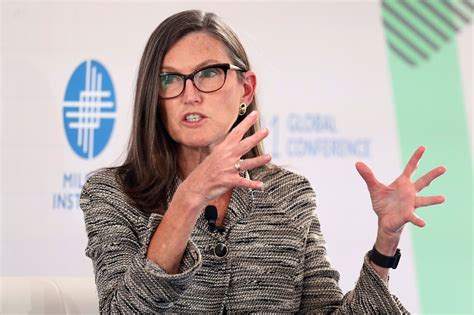 Robots could surpass workers at Amazon by 2030, Cathie Wood says ...