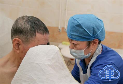 洗一次澡450元，三人上门助浴，这一服务正在上海悄然兴起……_腾讯新闻