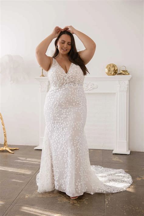 Boho Lace Sleeveless Plus Size Wedding Dress with Tulle Overskirt