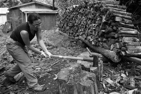 Splitting Firewood Using a Log Splitter 的图像结果