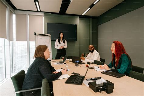 Business People at Work 的图像结果