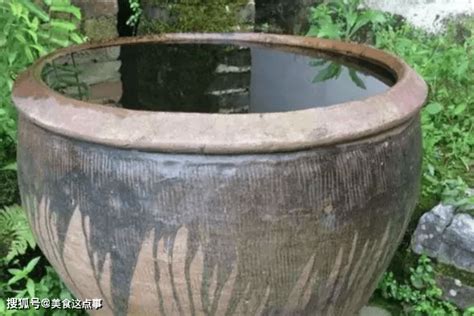 你知道古代人们在院子里面放置水缸有什么用吗