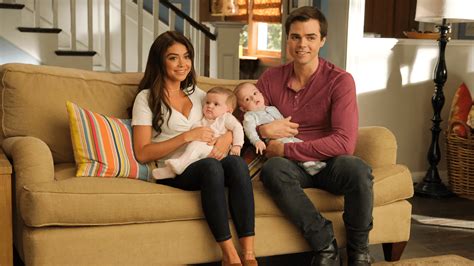 Watch Modern Family S11 Episode 1 on Disney+