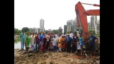Enraged Kharghar residents stop JCBs from mud filling into the pond ...