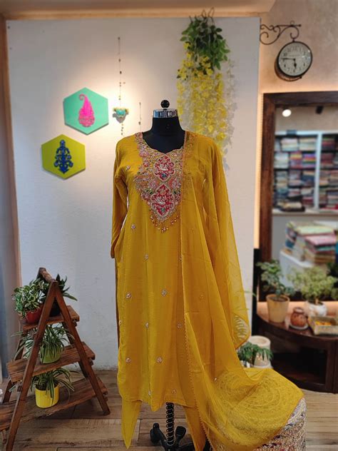 Handloom Suits, Sarees, Kurtas, Dupattas, Saree Store – Faburra