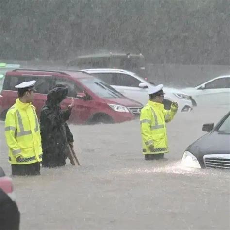 广东珠海遭今年最大暴雨袭击！ 路上汽车几近被水淹没_坪山新闻网