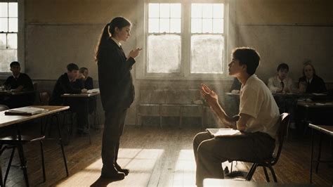 How to Flirt in a Club: Real Tips for After-School Settings