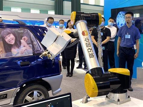 杭州加油站已进化到机器人加油 而且它还不会推销燃油宝！_国内新闻_海峡网