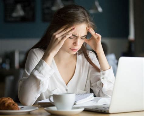 इन संकेतों से पहचानिए कि कहीं जरूरत से ज्यादा कॉफी तो नहीं पीती आप ...